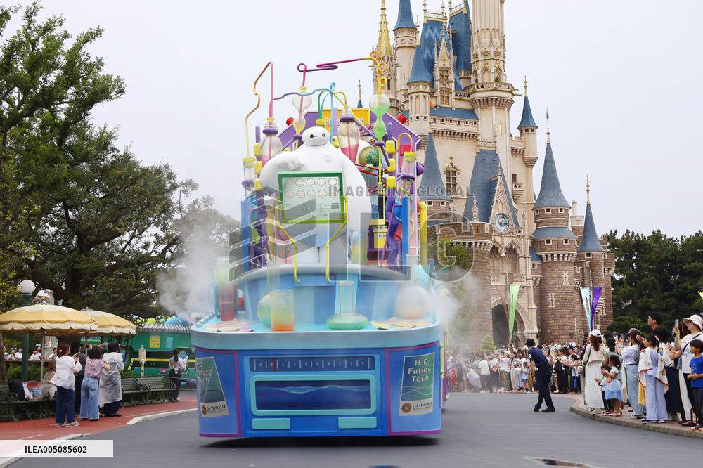 Summer parade at Tokyo Disneyland