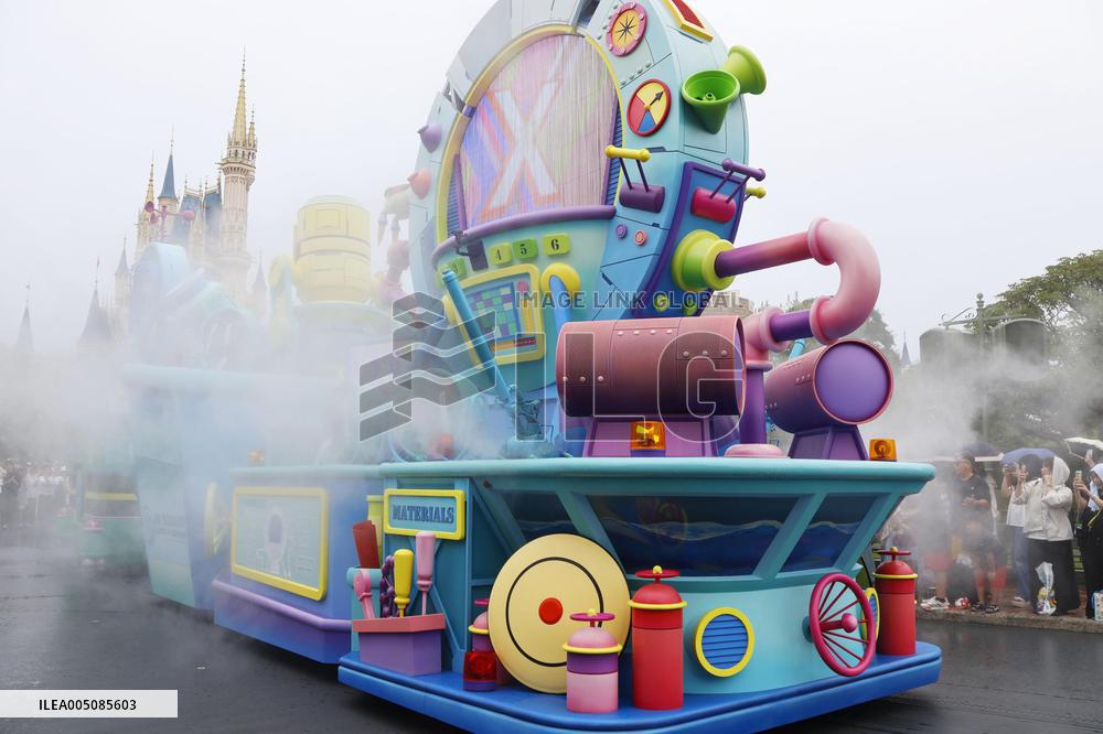 Summer parade at Tokyo Disneyland