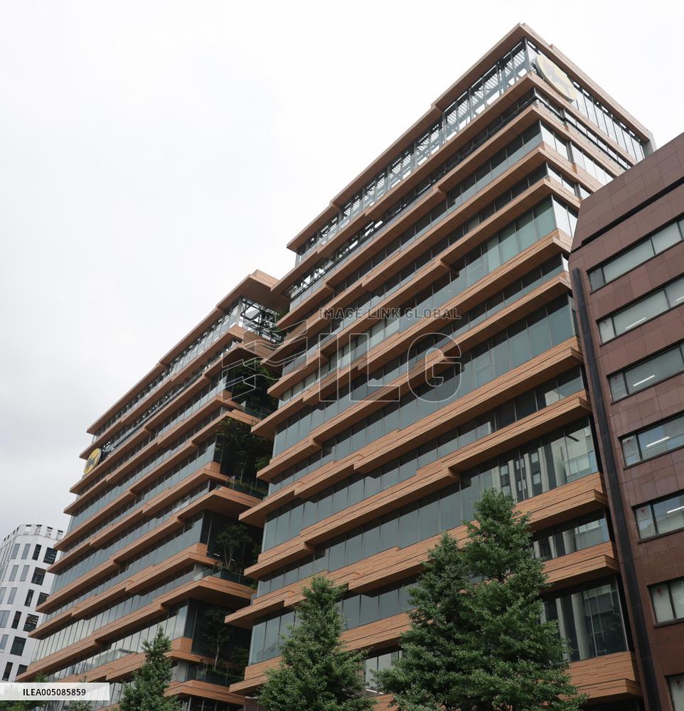 Exterior, logo, and signs of Yamato Holdings