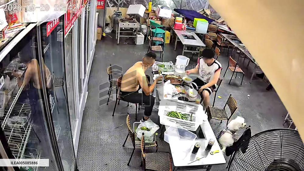 China: Man Narrowly Escapes as Freezer Crashes Down in Xi’an