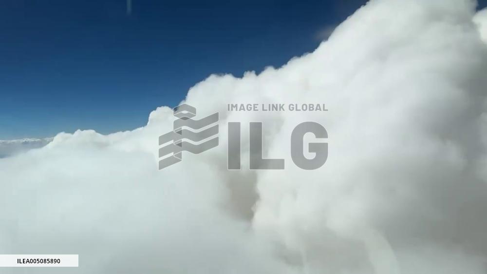 US: Aspen Acres Fire Sends Smoke Cloud Soaring to 32,000 Feet