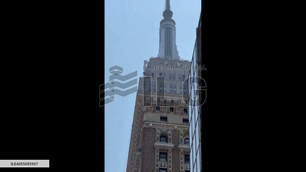 US: Couple Scales Empire State Building, Faces Charges After Proposal 3