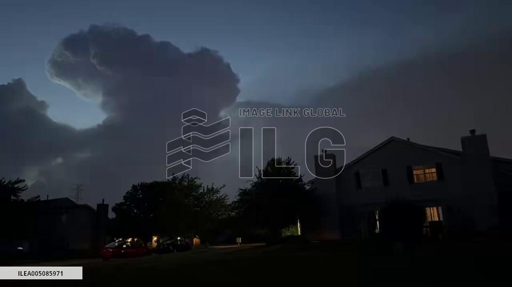 US: Severe Thunderstorms Move Into Chicago Area, Bringing Intense Lightning