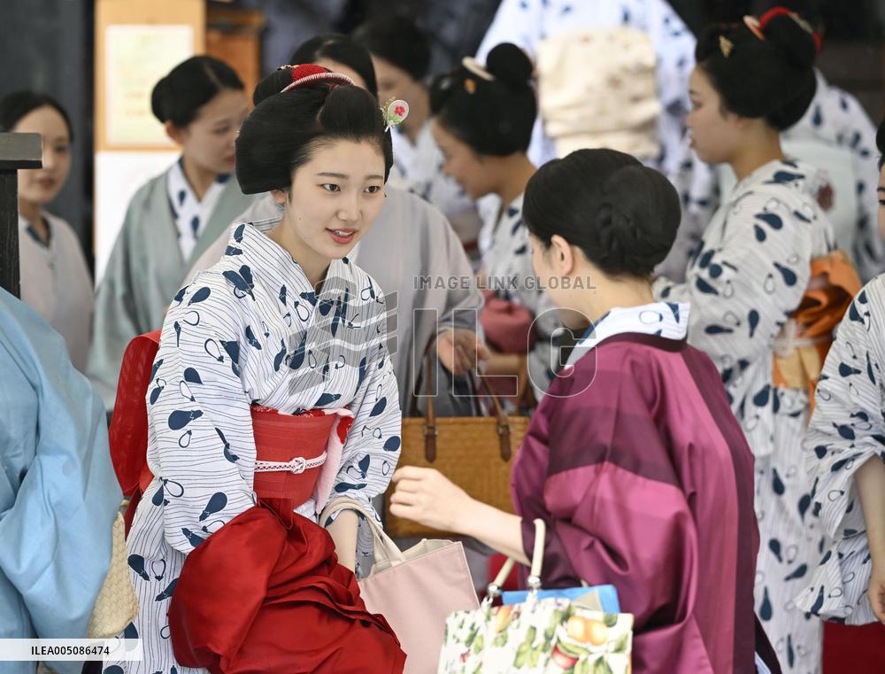 Geiko ritual at Kyoto shrine