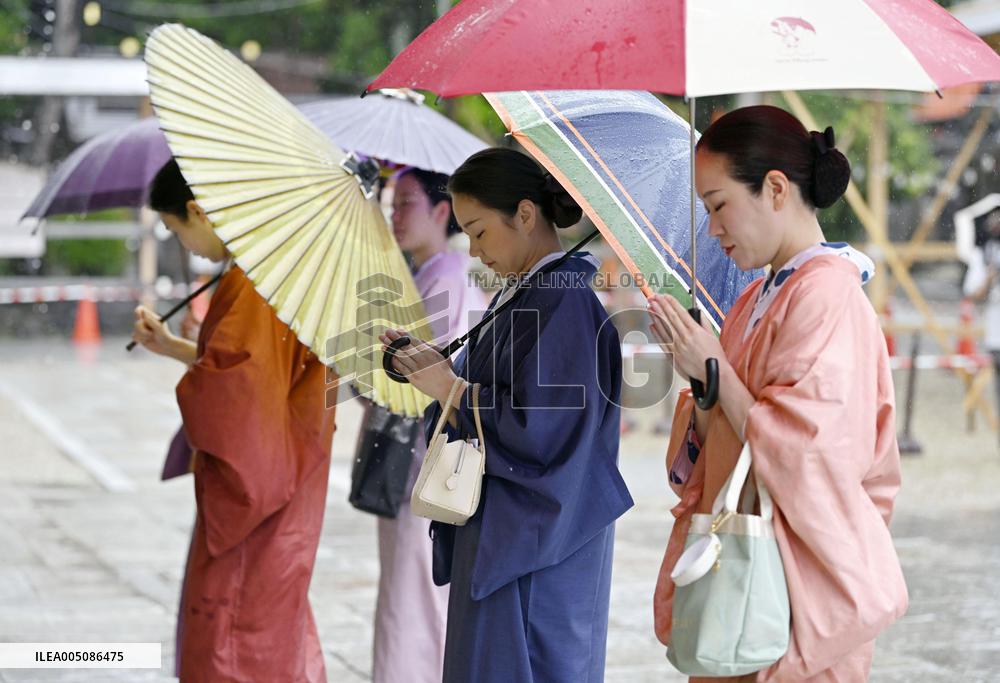 Geiko ritual at Kyoto shrine