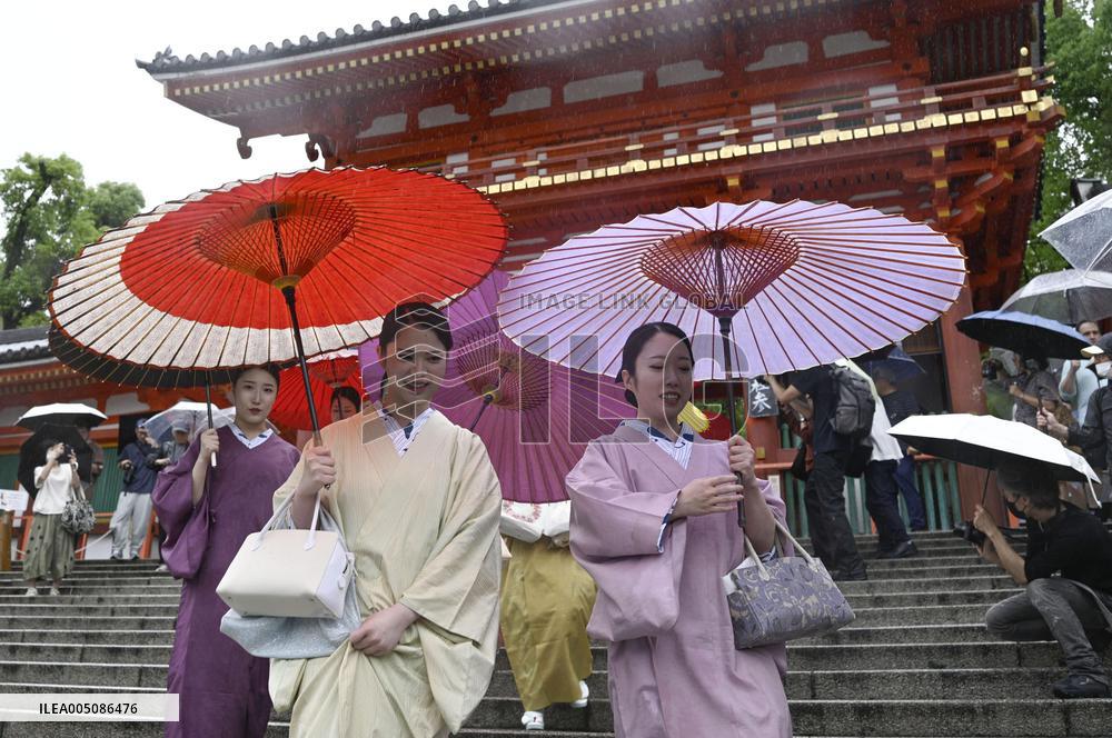 Geiko ritual at Kyoto shrine