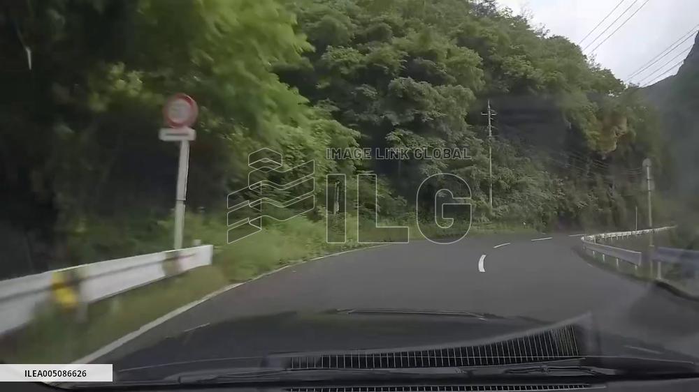 Japan: Dashcam Captures Moment Tree Crashes Down in Front of Moving Car