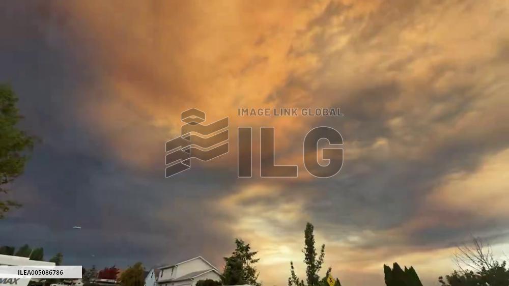 Canada: Time-Lapse Shows Wildfire Smoke Rolling Into Kamloops