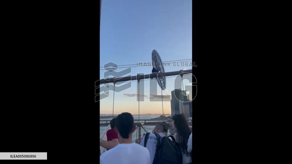 US: Woman Rescued After Scaling Brooklyn Bridge 2