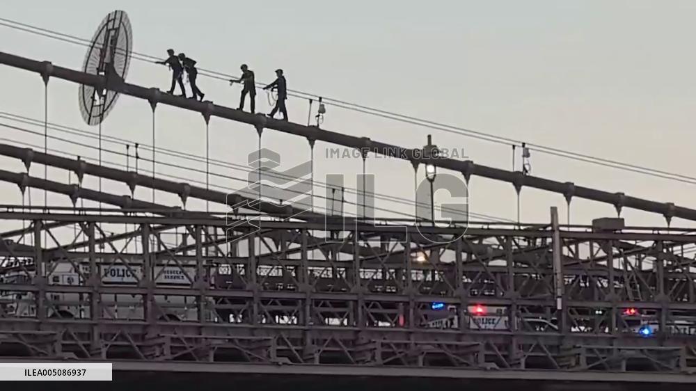 US: Woman Rescued After Scaling Brooklyn Bridge 3