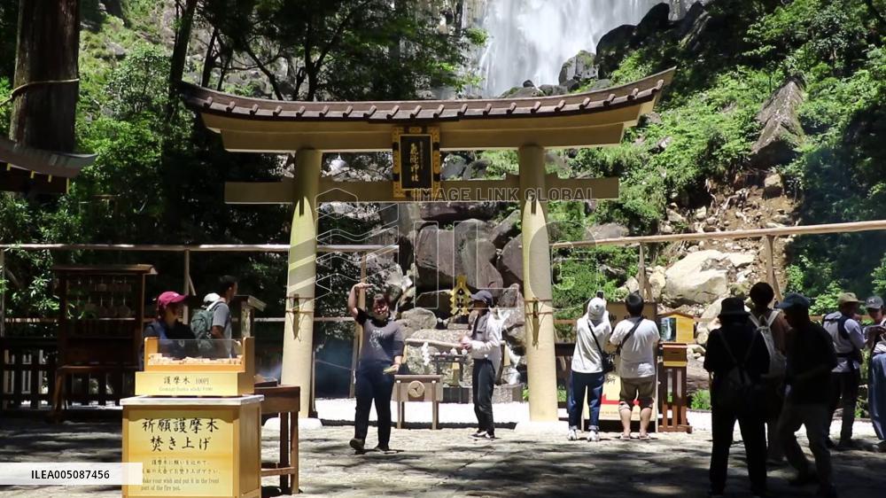 [Breaking News]Sacred rope exchange at Nachi Falls
