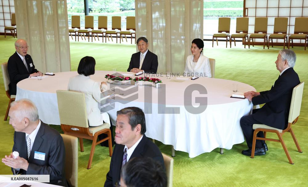 Emperor meets Japan Academy Prize winners