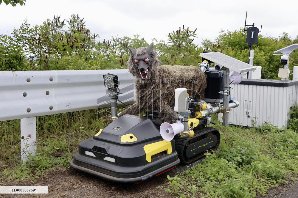 Robot wolf to scare away wild animals