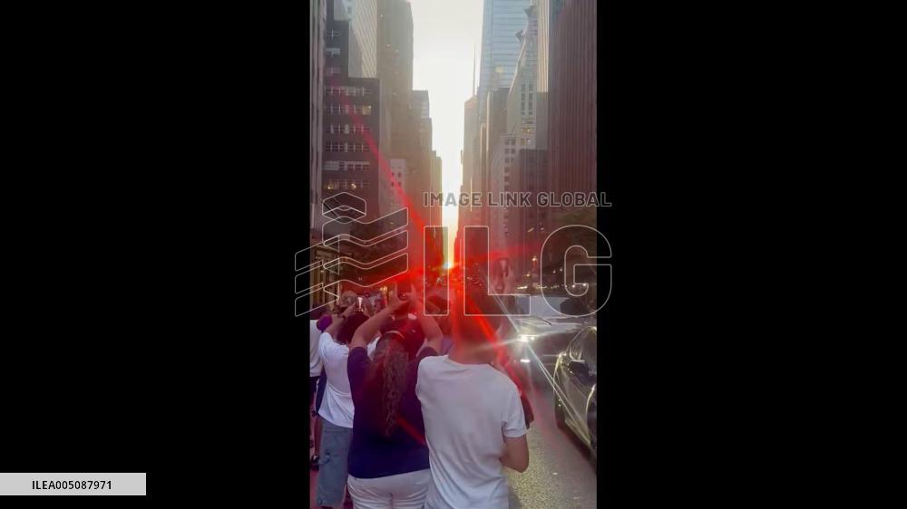 US: New Yorkers Gather for Last Manhattanhenge Sunset of the Year 2