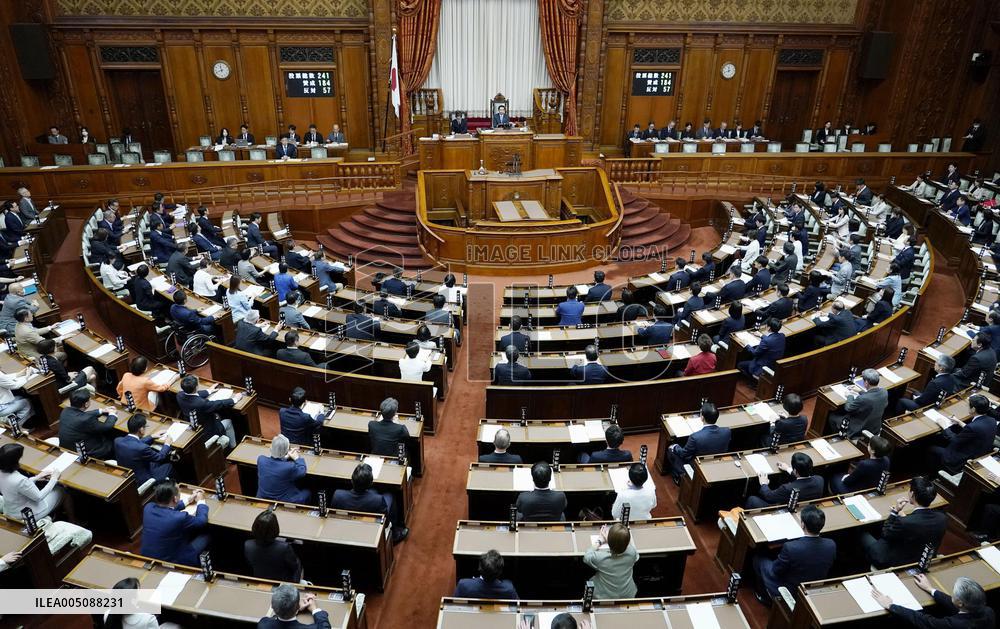Japan revises Imperial House Law