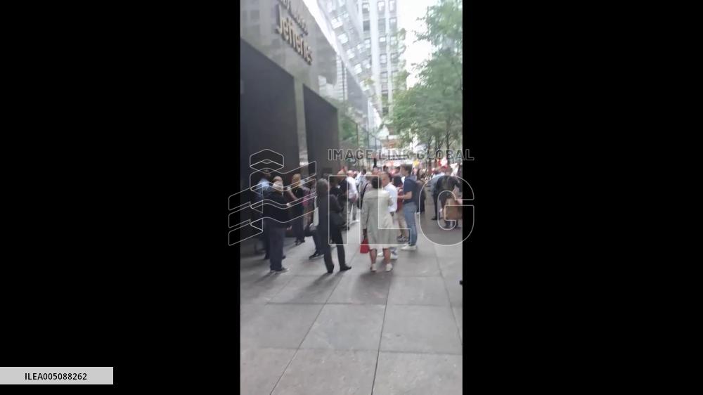 US: 200 Evacuated as Fire Breaks Out at Midtown Skyscraper Restaurant in NYC 2