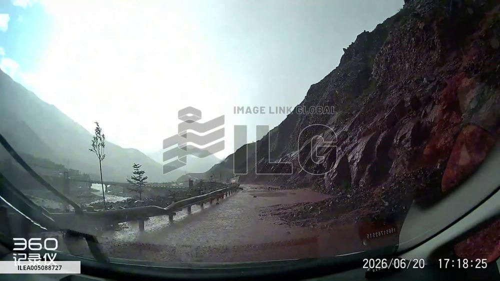 China: Driver Narrowly Escapes Mudslide After Clearing Rocks in Chamdo