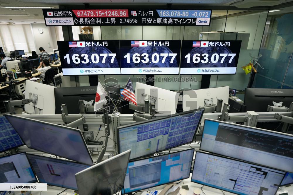 Dollar trades near 39-year high in lower 163 yen level