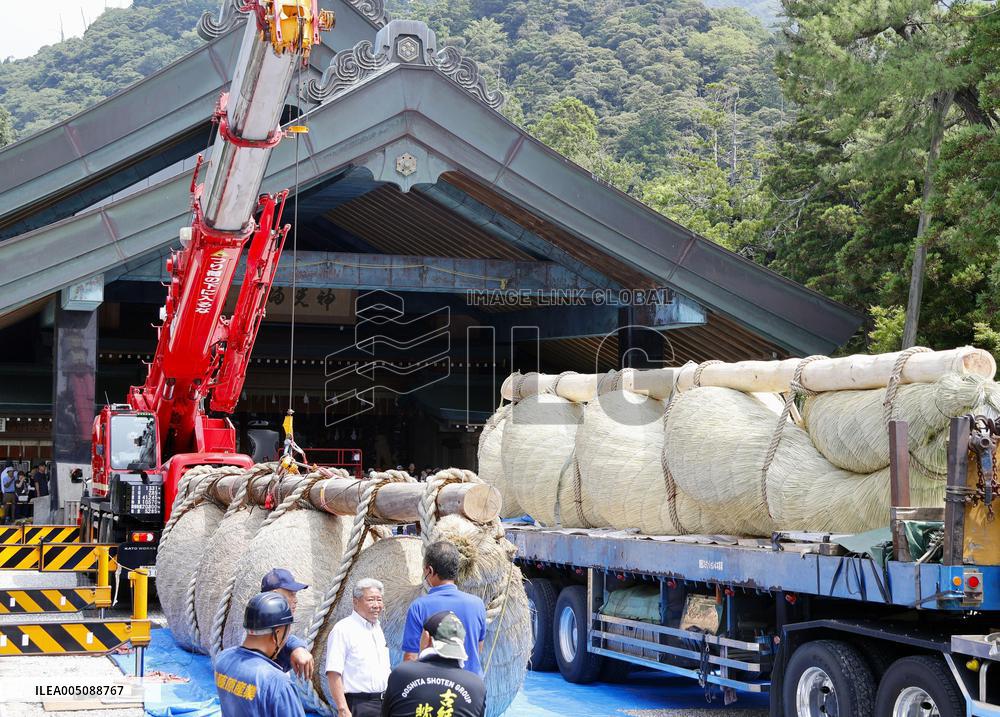 Sacred rope replacement at Izumo Taisha shrine
