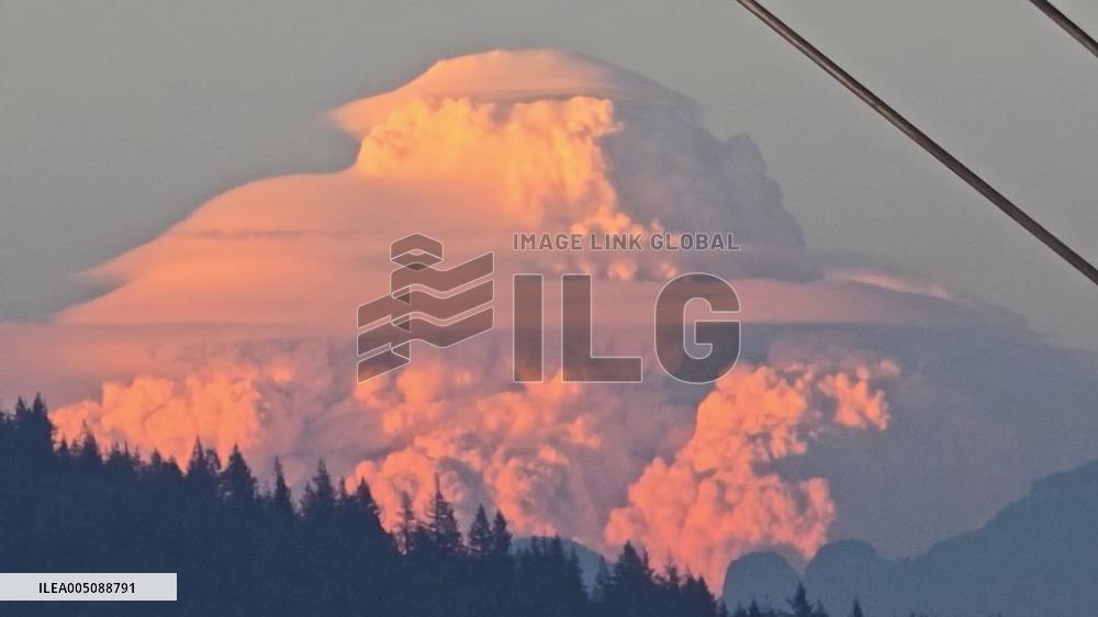 Canada: Fast-Moving Anderson Creek Fire Burns Over 4,000 Hectares Near Boston Bar, B.C.
