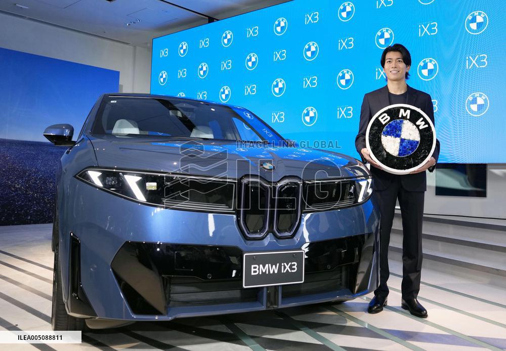Football player Nakamura pitches BMW new EV