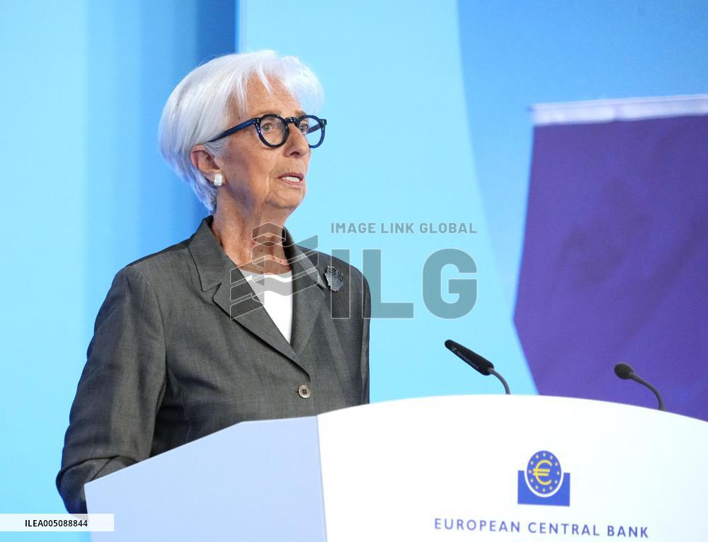 ECB keeps key rate intact