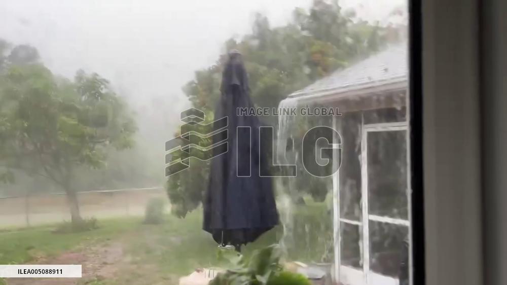 US: Heavy Rain and Gusty Winds Hit Bradenton, Florida