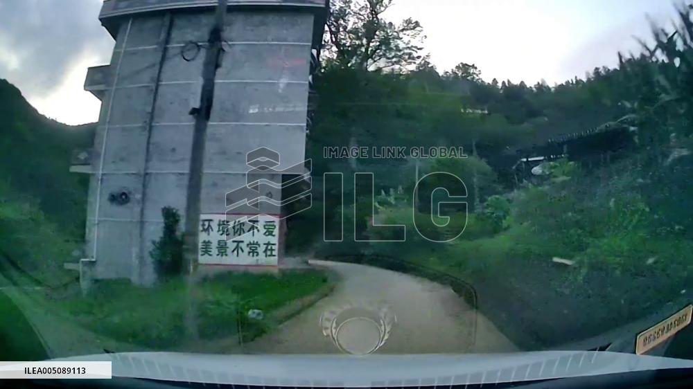 China: Man Grabs Snake With Bare Hands After Roadside Bite in Hunan