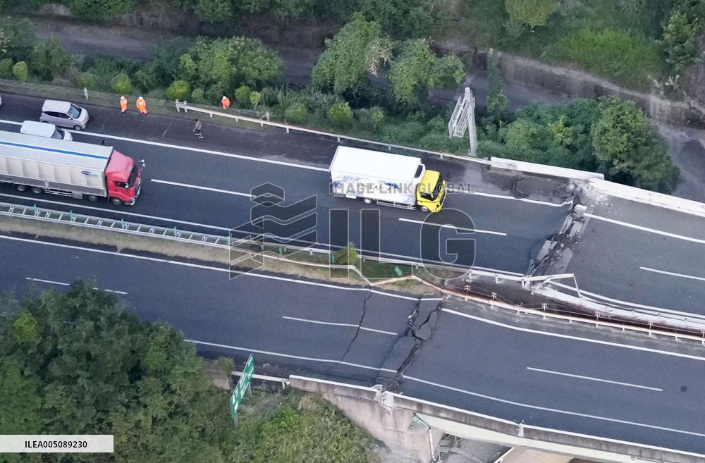 Strong quake jolts southwestern Japan