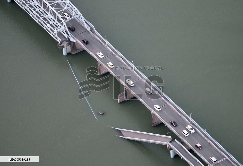 Strong quake jolts southwestern Japan+