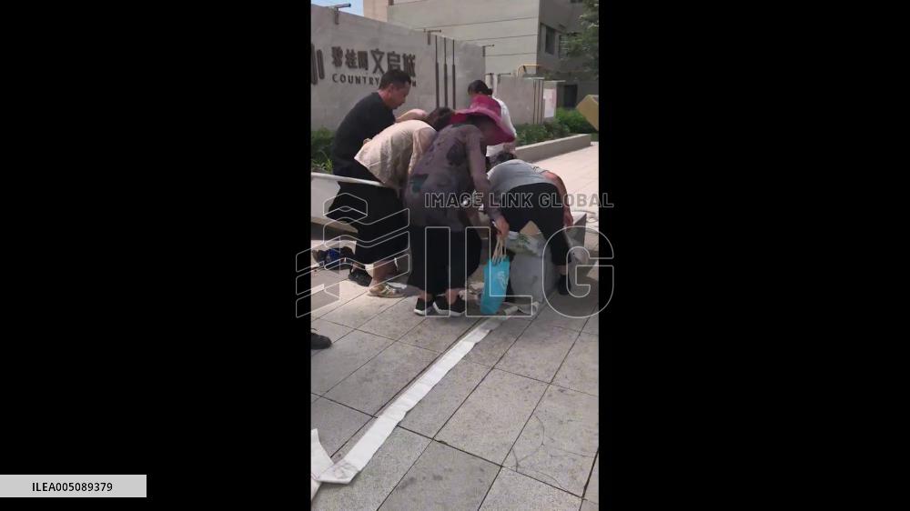 China: Elderly Man Descends Into Well to Rescue Trapped Boy