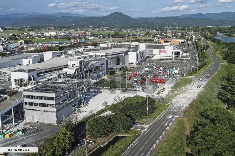 Aftermath of Aeon mall explosion following Kumamoto quake