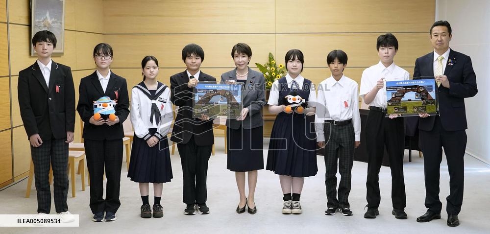 Great-grandchildren of former residents of Russian-held islands