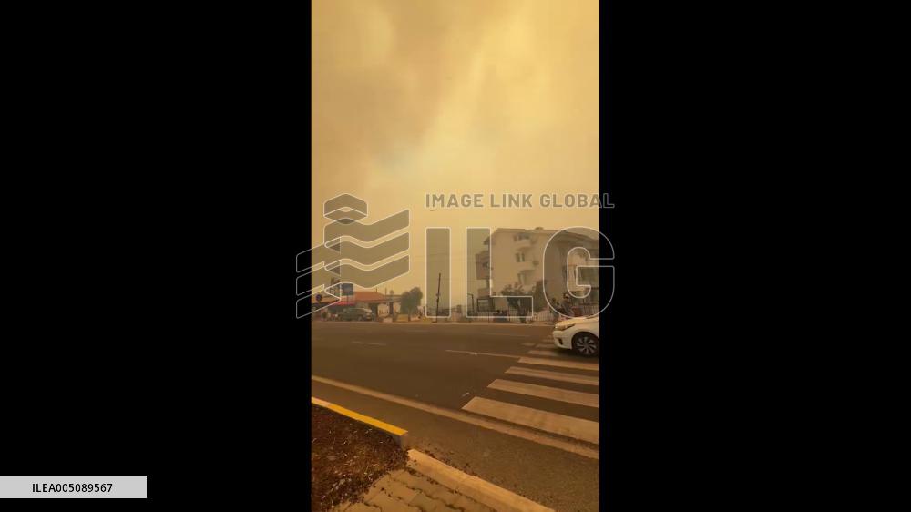 Turkey: Smoke From Balıkesir Wildfire Blankets Altinoluk