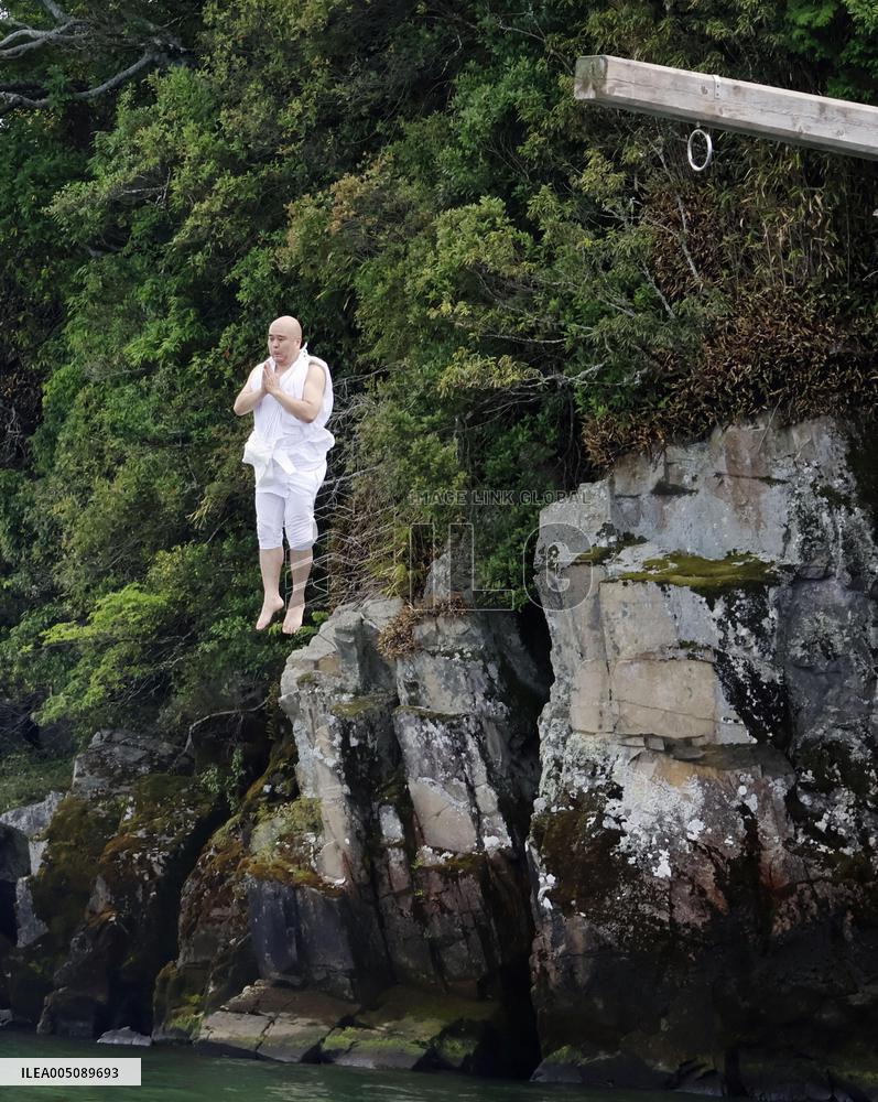 Lake-jumping religious ritual