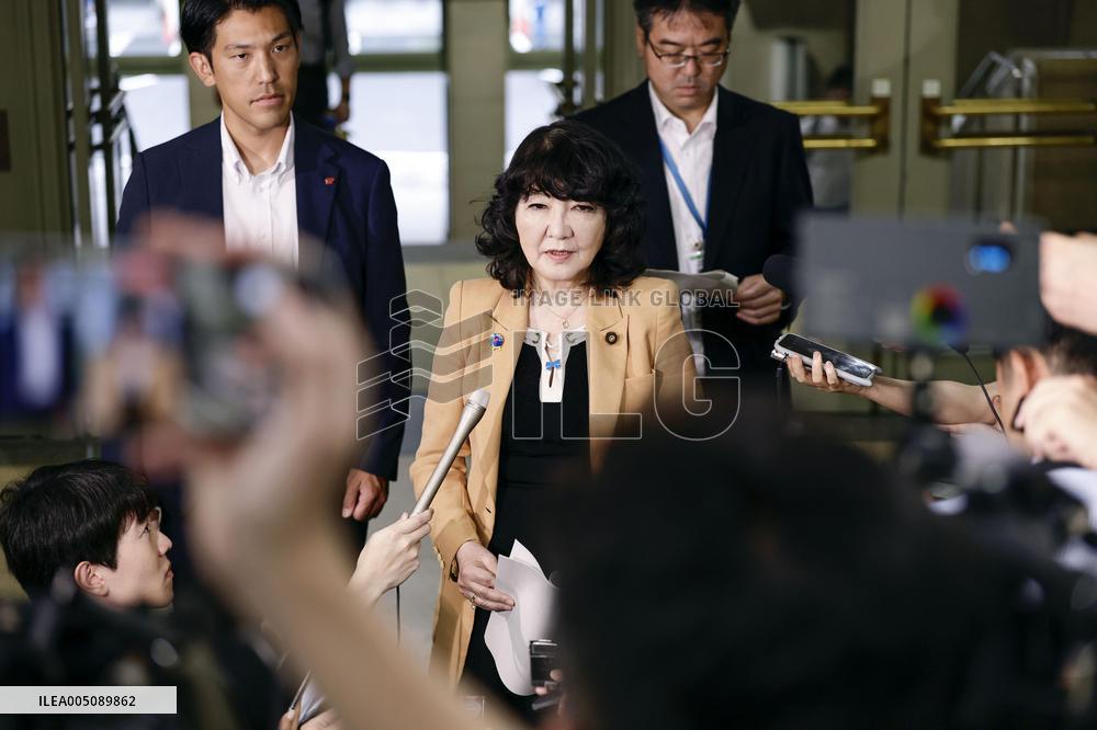 CORRECTED: Japan, U.S. intervene in currency market to stem yen's fall