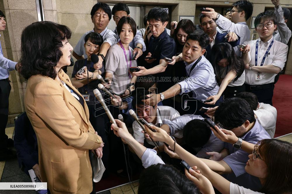 CORRECTED: Japan, U.S. intervene in currency market to strengthen yen
