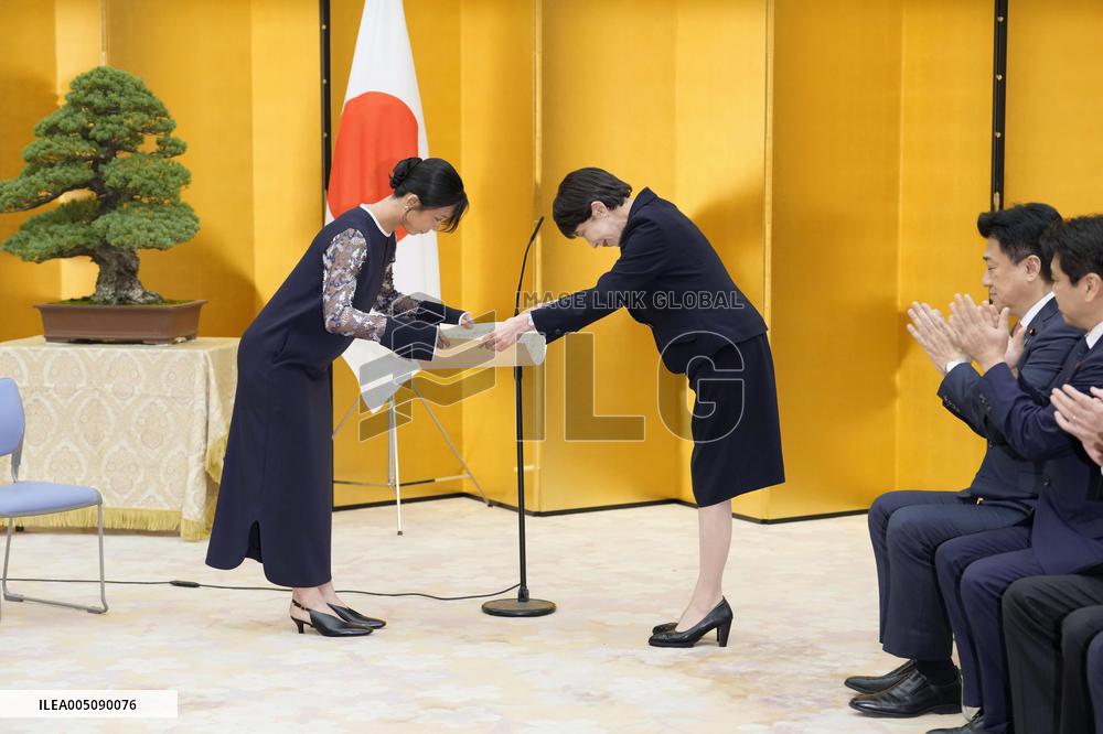 10-time Olympic skating medalist Takagi given People's Honor Award