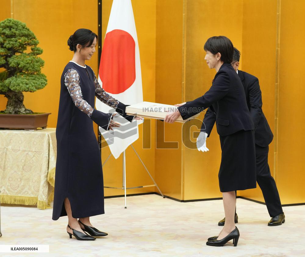 10-time Olympic skating medalist Takagi given People's Honor Award