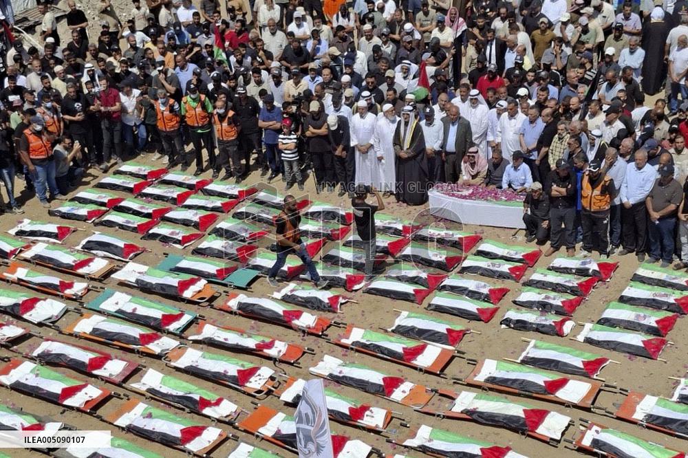 Mass funeral in Gaza City