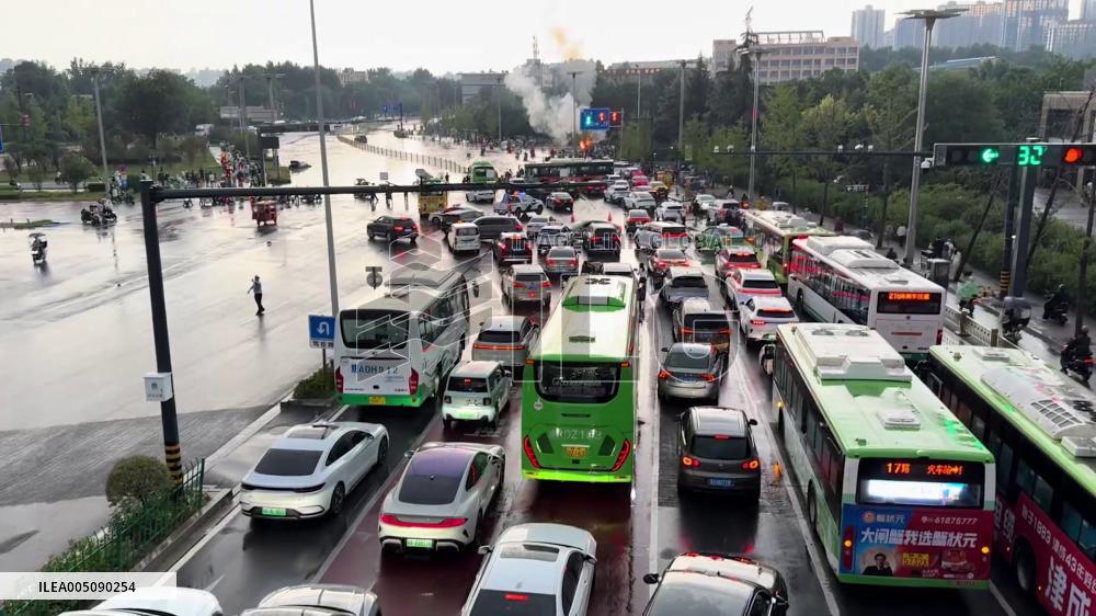China: Burning SUV Sparks Traffic Chaos in Xi’an
