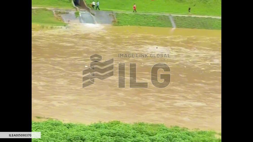 China: Man Jumps Into River to Save Child in Zhejiang