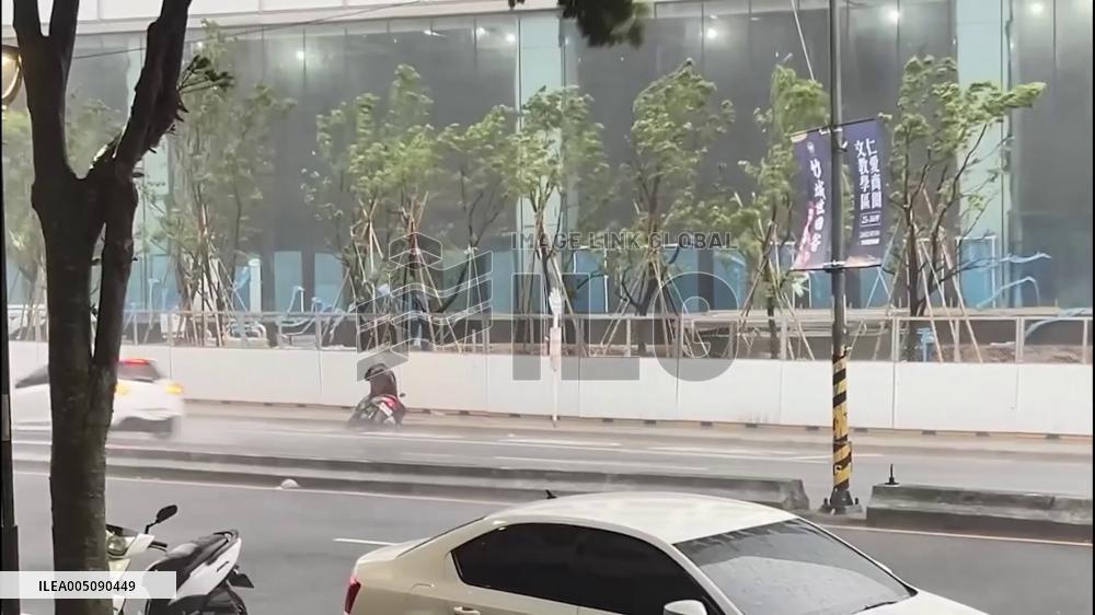Taiwan: Typhoon Dolphin’s Strong Winds Halt Scooter Rider, Topple Bike in New Taipei