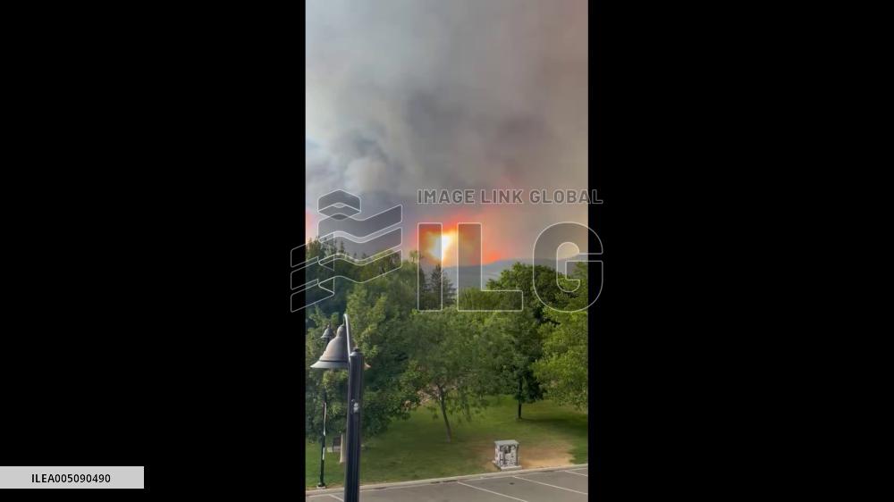 Canada: Thousands Flee as Bald Range Fire Spreads Out of Control in British Columbia 3