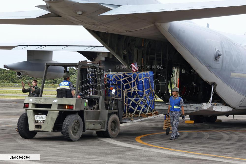 U.S. military airlifts relief goods for quake-hit Kumamoto Pref.