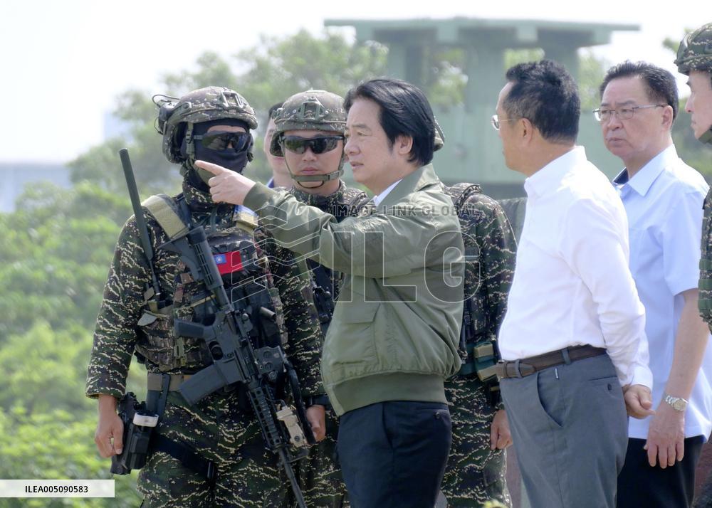 Taiwan holds drill to repel China landing