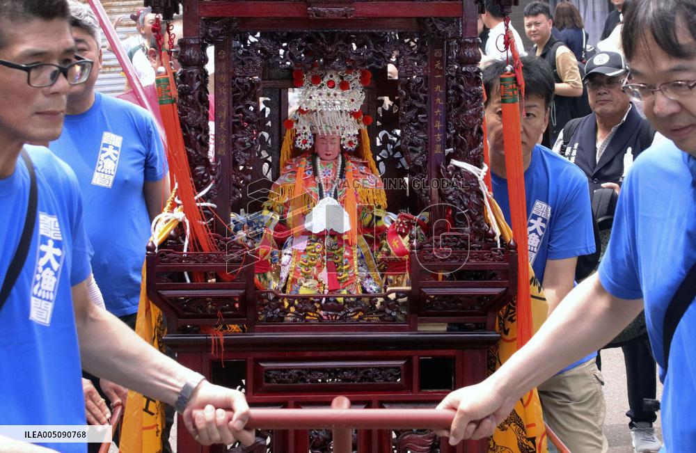 Sea goddess procession in Oma