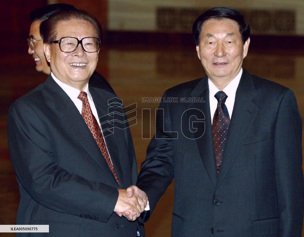 Ex-Chinese Premier Zhu dies at 97