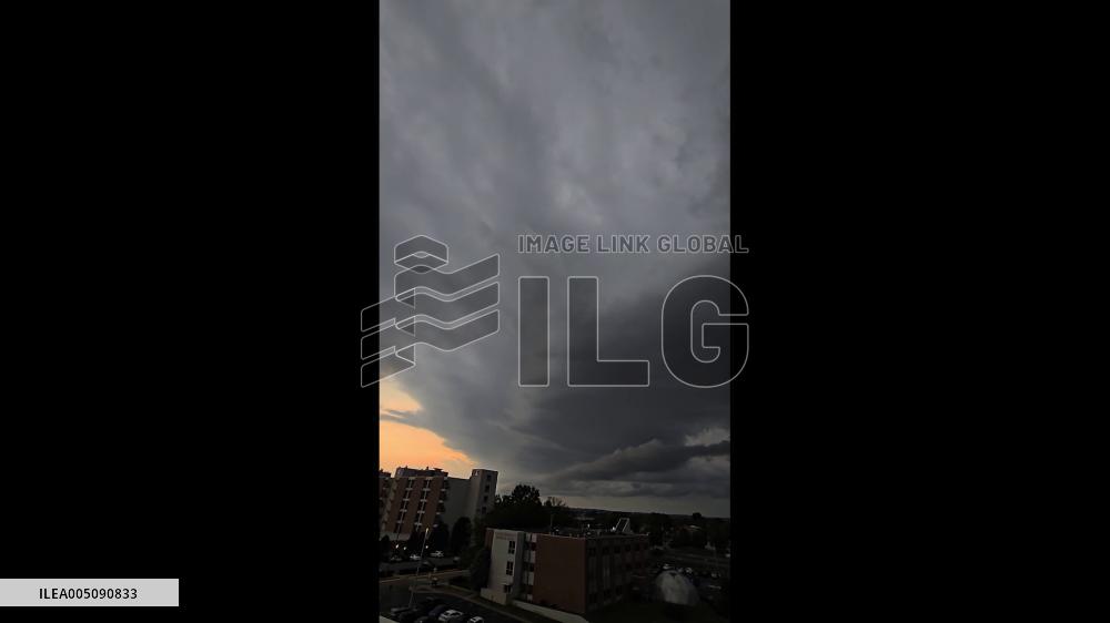US: Severe Storms Bring Massive Shelf Cloud Over Kentucky
