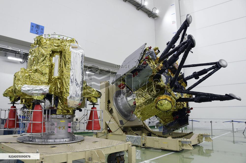 JAXA unveils space probe for Mars moon project